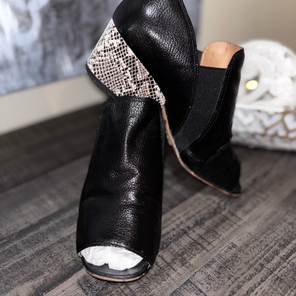 Corso Como “Solanya” Peep Toe Snakeskin Block Heel 7.5 M Womens Slip On Sandals - Picture 7 of 10